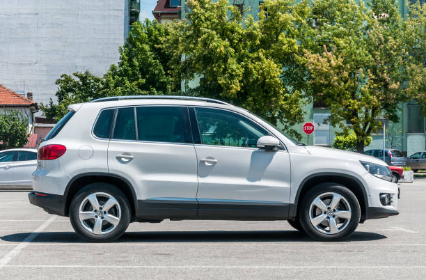 nuova lussuosa vw volkswagen tiguan 4x4 2.0 tdi suv bianca parcheggiata nel parcheggio della città. - volkswagen tiguan foto e immagini stock