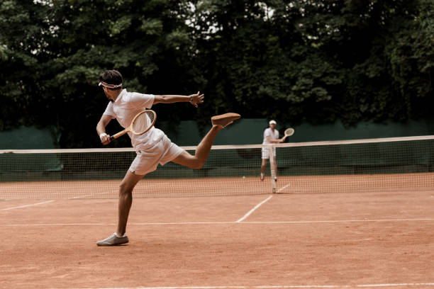 retro-stil männer spielen tennis am hof - retro tennis stock-fotos und bilder