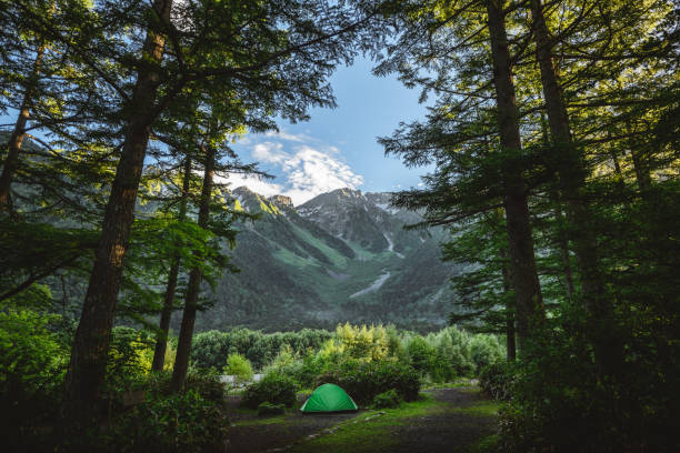 berg hotaka in kamikochi nationaal park - hida bergketen stockfoto's en -beelden