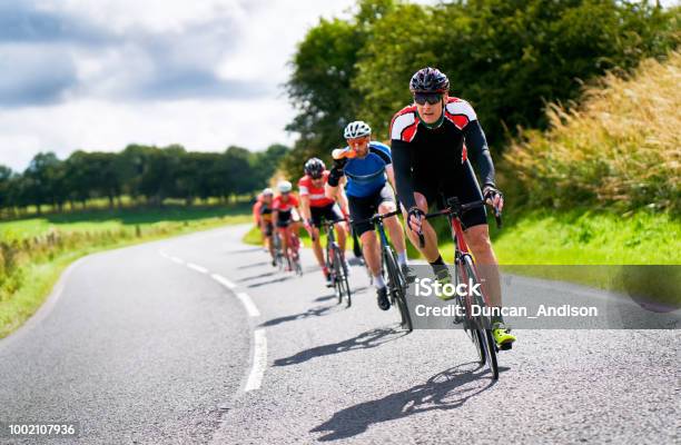 Radfahrer Auf Der Landstraße Racing Stockfoto und mehr Bilder von Radfahren - Radfahren, Sport, Fahrrad