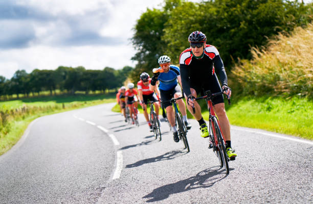 rowerzyści ścigają się po drogach krajowych. - competitive sport zdjęcia i obrazy z banku zdjęć