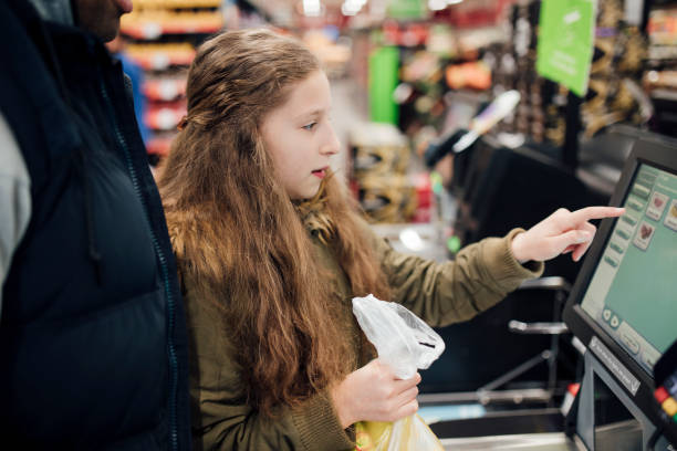 셀프 서비스에 어린 소녀 - child store shopping checkout counter 뉴스 사진 이미지