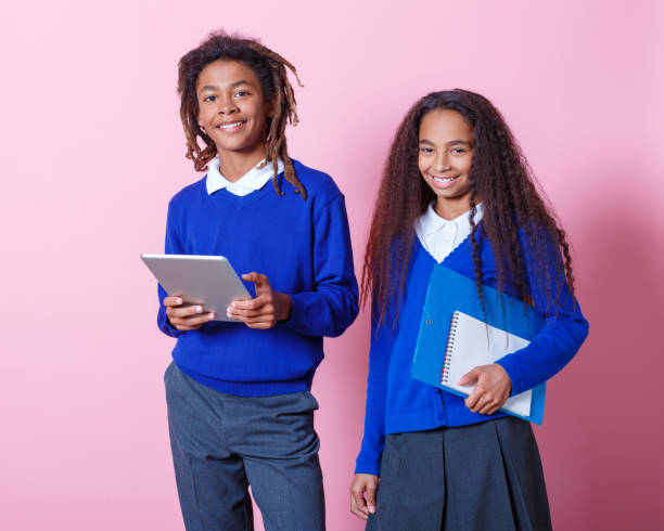 portret dwóch uśmiechniętych afro amercian nastoletnich studentów - workbook education school uniform child zdjęcia i obrazy z banku zdjęć