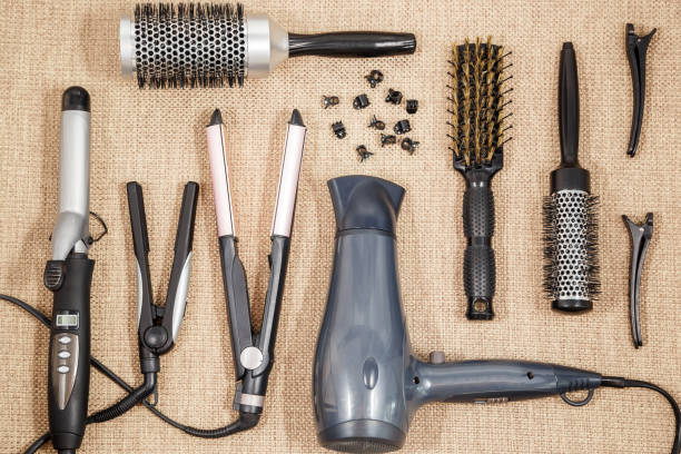 プロ仕様の機器美容 - 美容室と美容師のトップ ビュー - hair clip ストックフォトと画像