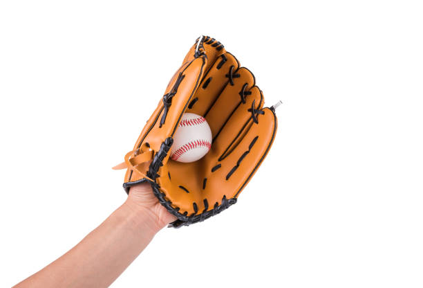 gant de baseball attrape une balle de baseball. - baseball baseballs catching baseball glove photos et images de collection