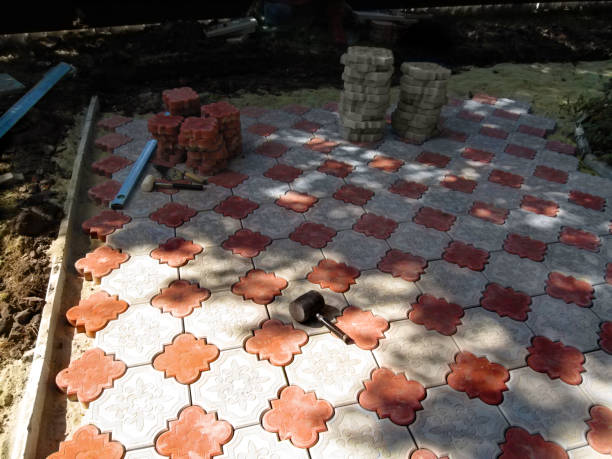 workplace of the workers laying decorative paving stones - rubber mallet imagens e fotografias de stock