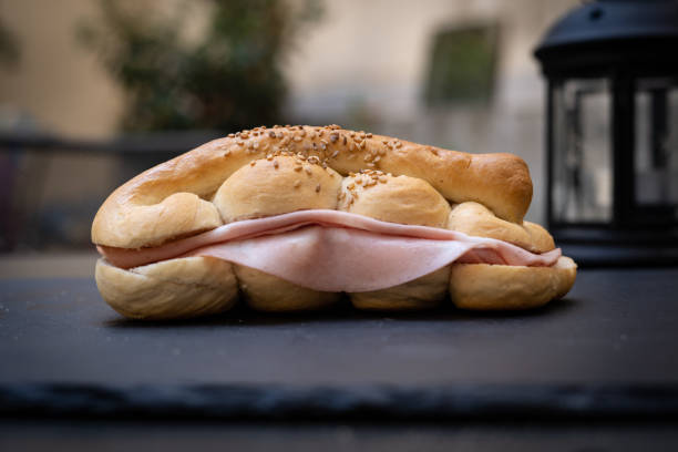 mafalda, sicilienne genre de pain sandwitch à la mortadelle de bologne - biscuit sausage sandwich breakfast photos et images de collection