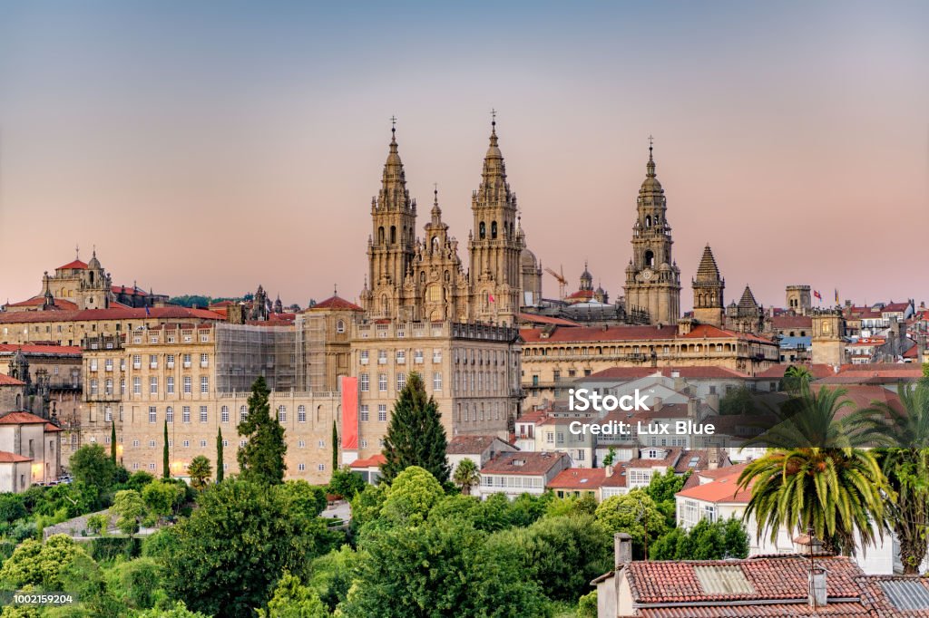 Coucher de soleil brumeux sur la vue de cathédrale et ville de Saint Jacques de Compostelle. - Photo de Saint-Jacques-de-Compostelle libre de droits