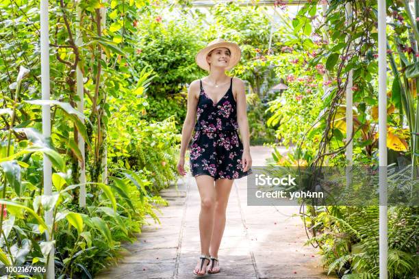 Mujer De Visita En El Jardín Tropical Foto de stock y más banco de imágenes de Jardín Botánico - Jardín Botánico, Andar, Flor