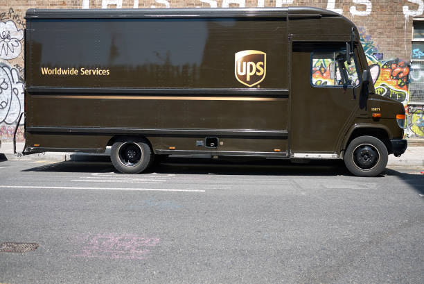 londres, royaume-uni - united parcel service truck shipping delivering photos et images de collection