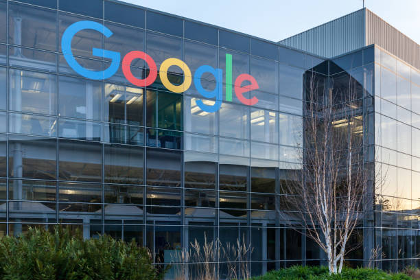 google teken op het gebouw op google's hoofdkwartier in silicon valley. - google stockfoto's en -beelden