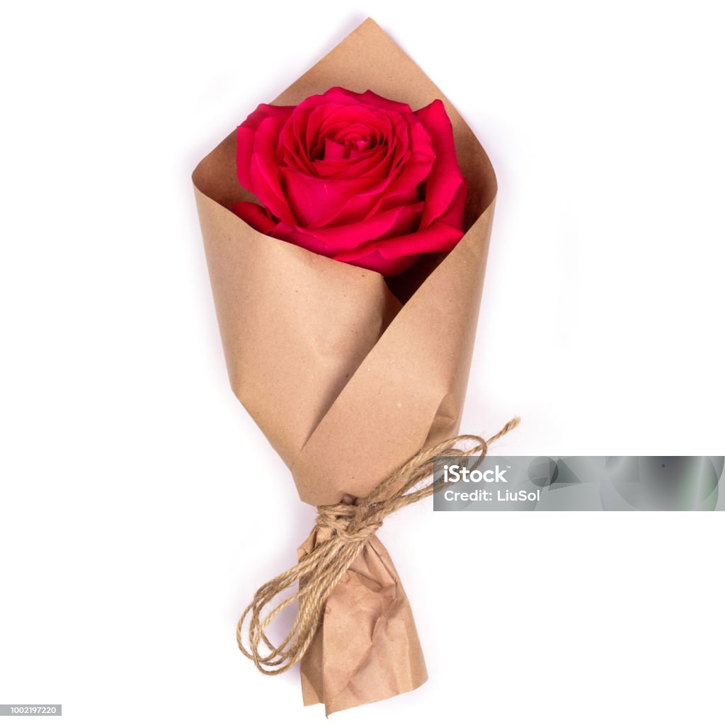 Rosa Roja Envuelta En Papel Kraft Foto de stock y más banco de imágenes de Buqué - Buqué, Flor, Envuelto - iStock Rosa Roja Envuelta En Papel Kraft Foto de stock y más banco de imágenes de Buqué - Buqué, Flor, Envuelto - iStock