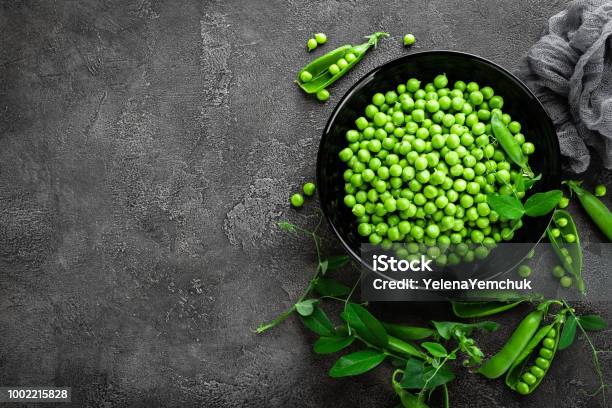 Green Peas With Pods And Leaves - Fotografias de stock e mais imagens de Ervilha - Ervilha, Tigela, Frescura