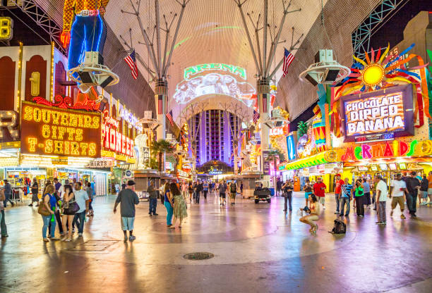 la gente visita fremont street a las vegas - 4611 foto e immagini stock