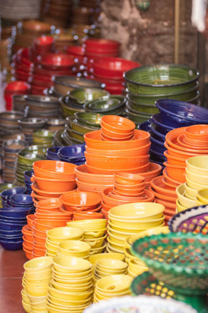 様々 なサイズと色のセラミック ボールの山 - dishware bowl stack multi colored ストックフォトと画像