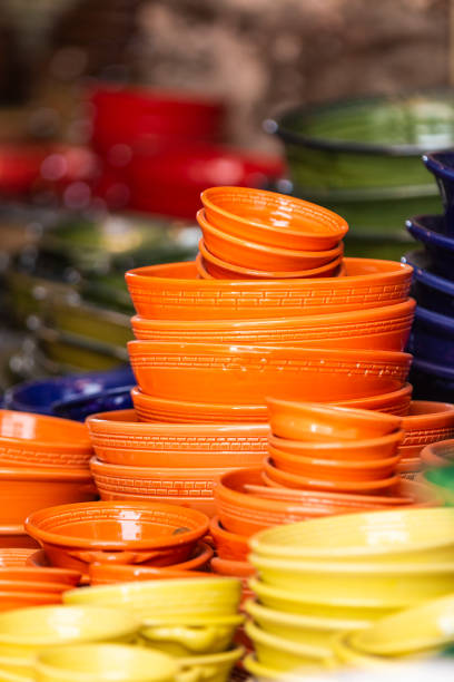 様々 なサイズと色のセラミック ボールの山 - dishware bowl stack multi colored ストックフォトと画像