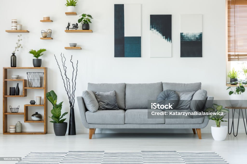 Echtes Foto der Innenansicht elegantes Wohnzimmer mit einer bequemen Couch, Gemälden und Regale - Lizenzfrei Wohnzimmer Stock-Foto