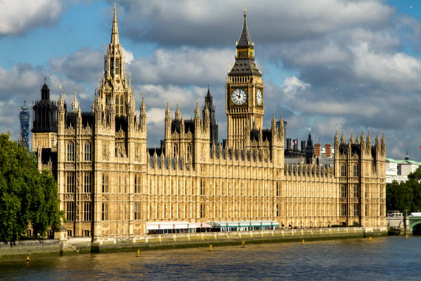 big ben e o parlamento ao entardecer no rio tâmisa - flying uk england international landmark - fotografias e filmes do acervo