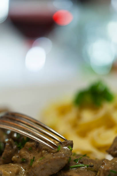 zuricher geschnetzeltes with spaetzle noodles - geschnetzeltes imagens e fotografias de stock