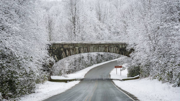 entrada de blue ridge parkway en invierno cerca precio de lago y montaña de abuelo - grandfather mountain fotografías e imágenes de stock