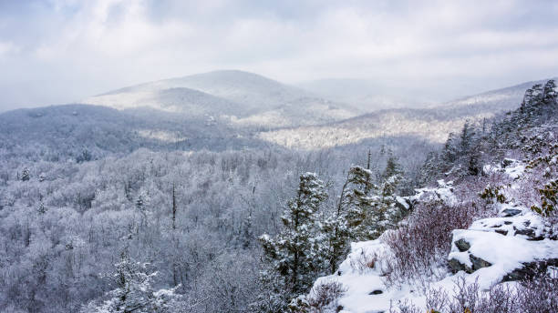 winterschnee auf den blue ridge parkway aus flachen felsen mit blick auf - mountain mountain range north carolina blue stock-fotos und bilder