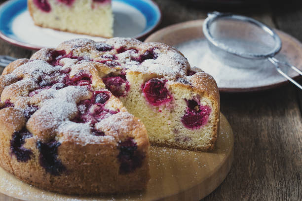 domowe ciasto wiśniowe i kawałek ciasta - dieting food cake sponge cake zdjęcia i obrazy z banku zdjęć