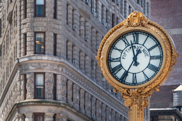 relógio na fifth avenue em nova york - focus on foreground selective focus vertical horizontal - fotografias e filmes do acervo