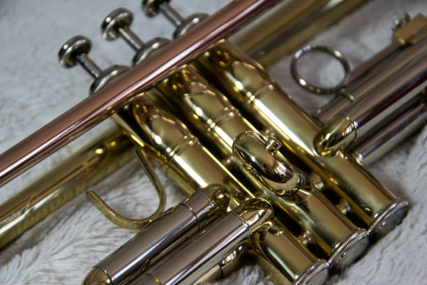 nahaufnahme der trompete ventile - brass instrument trumpet classical music flugelhorn stock-fotos und bilder