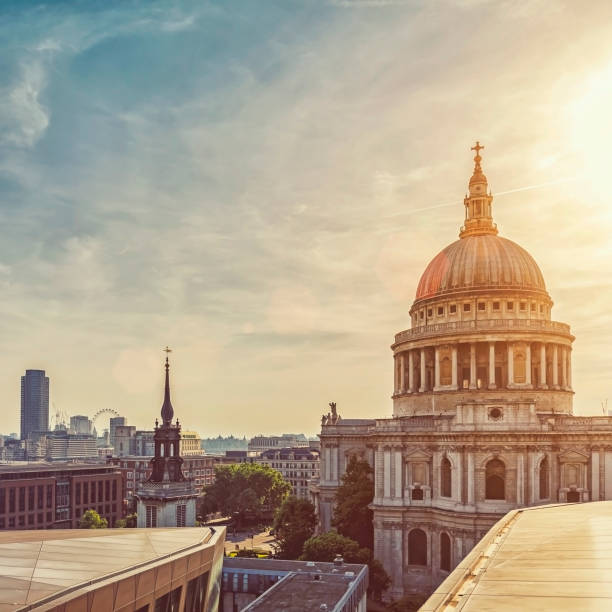 dramática por do sol sobre a catedral de st paul e london eye - catedral de são paulo londres - fotografias e filmes do acervo