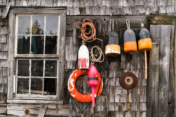 rustic shack with lobster buoys in maine - fishing hut imagens e fotografias de stock