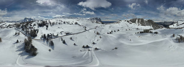 istock Panoramic view of Sciliar mountains and Seiser Alm - Dolomites - Italy 1002373074