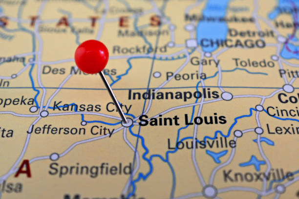 Pin marked city of Saint Louis on map, Missouri, EUA Pin marked city of Saint Louis on map in United States handspring stock pictures, royalty-free photos & images