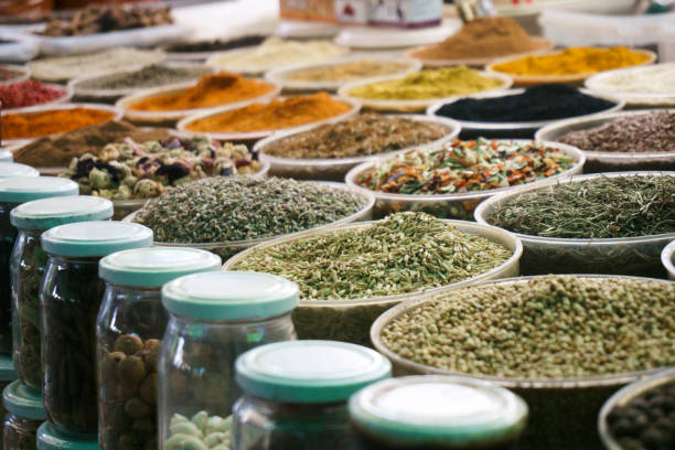 spices at market - traditional culture asia indigenous culture india imagens e fotografias de stock