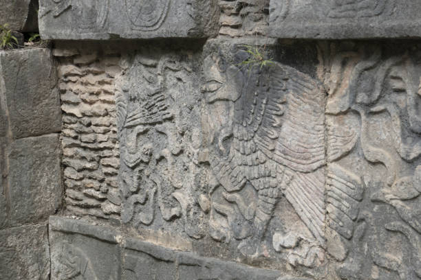 頭蓋骨マヤ壁画のプラットフォーム - tzompantli ストックフォトと画像