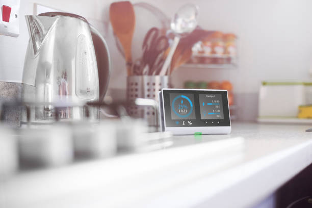 smart-meter in der küche - vereinigtes königreich grafiken stock-fotos und bilder
