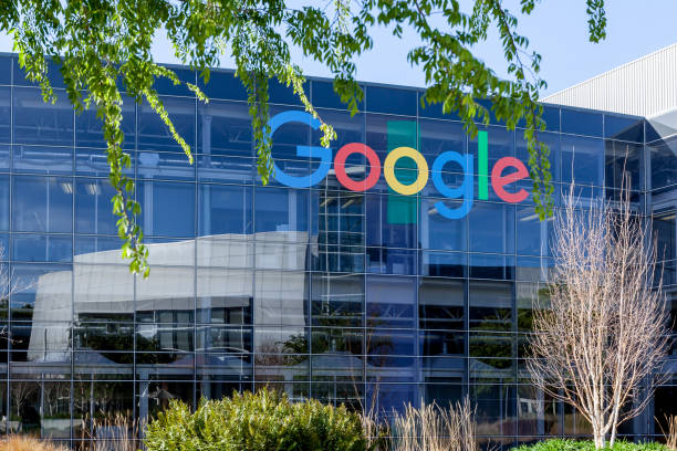 google teken op het gebouw op google's hoofdkwartier in silicon valley. - google stockfoto's en -beelden