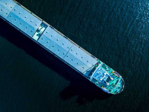 真上俯瞰海水テクスチャの大きいはしけの部分を閉じる - oil tanker 写真 ストックフォトと画像