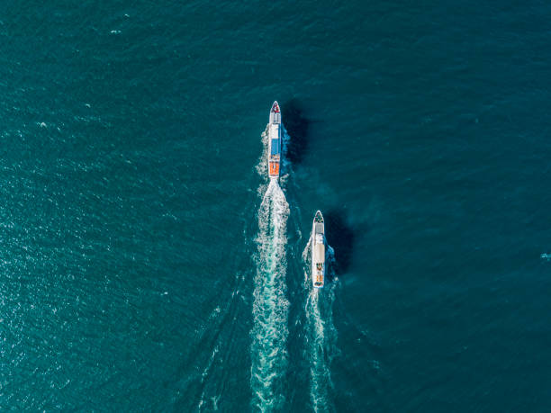 vue de dessus de deux navires de croisière en mer, un autre semant - cruise speed photos et images de collection