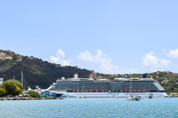reflexão de celebridade cruzeiro navio atracado em saint thomas - celebrity cruise line - fotografias e filmes do acervo
