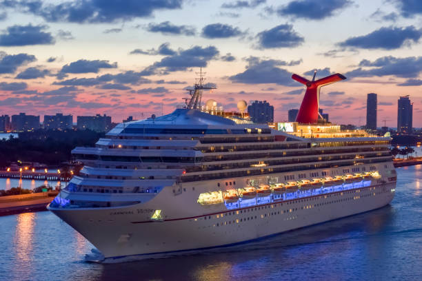 nave da crociera carnival victory a miami - cruise cruise ship nautical vessel florida foto e immagini stock