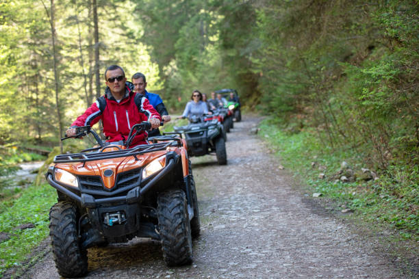 uomo in sella a un veicolo atv su pista fuoristrada, tema attività sportive all'aperto persone - off road vehicle quadbike desert dirt road foto e immagini stock