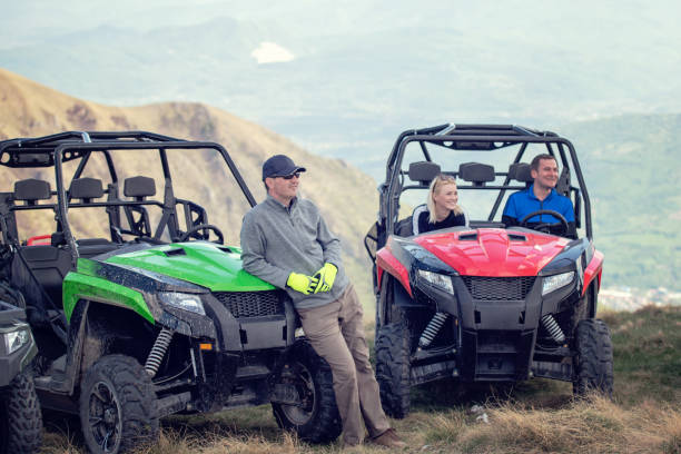 amis de conduite hors route avec motos quad ou vtt et utv véhicules - off road vehicle quadbike mud dirt road photos et images de collection