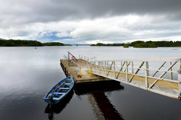 samotna łódź przywiązana do małego molo na lough leane, największym i najbardziej wysuniętym na północ z jezior parku narodowego killarney, hrabstwo kerry, irlandia - scenics county kerry republic of ireland irish culture zdjęcia i obrazy z banku zdjęć