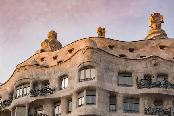 ondas e detalhes do edifício escultural de la pedrera, casa mila em barcelona, espanha. - barcelona la pedrera spain catalonia - fotografias e filmes do acervo