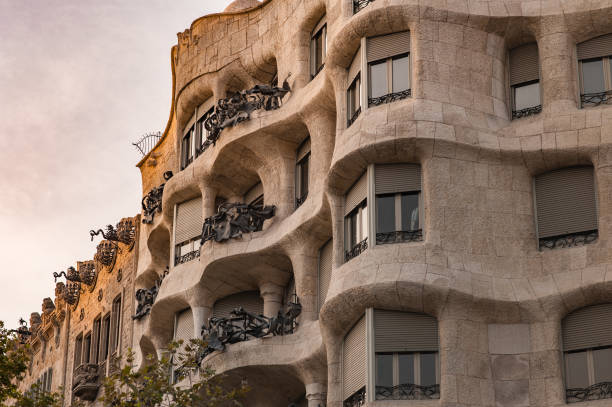 wellen und skulpturale gebäudedetails von la pedrera, casa mila in barcelona, spanien. - passeig de gracia stock-fotos und bilder