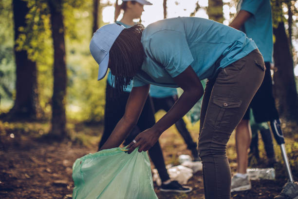istock Friends cleaning the environment 1002579756