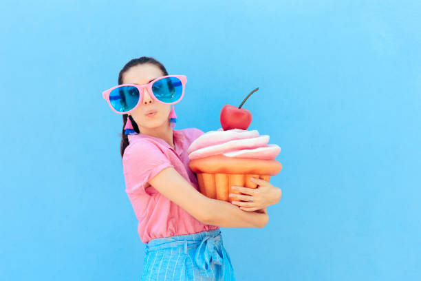 funny party girl with big sunglasses and huge cupcake - cupcake cake sweet food dessert imagens e fotografias de stock