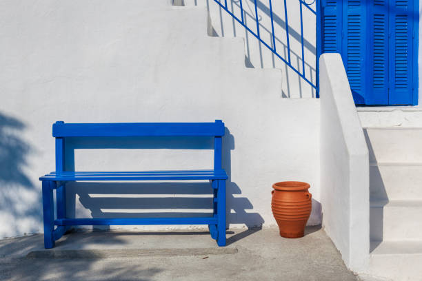 traditionella vita hus med blå dörr och bänk i grekland - santorini door sea gate bildbanksfoton och bilder