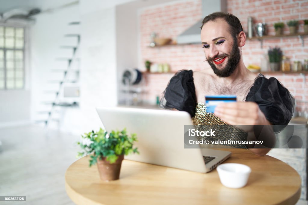 L’homme possédant les mêmes caractéristiques à l’aide d’ordinateur portable et carte de crédit - Photo de Carte de crédit libre de droits