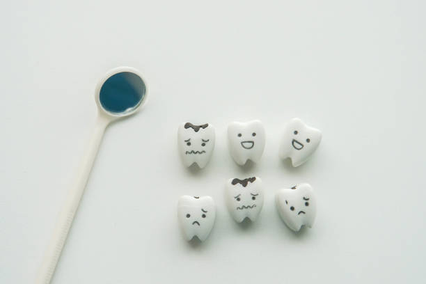 歯を健康な歯のための歯科医で調べての分離医療アイコンの概念 - 歯垢 ストックフォトと画像